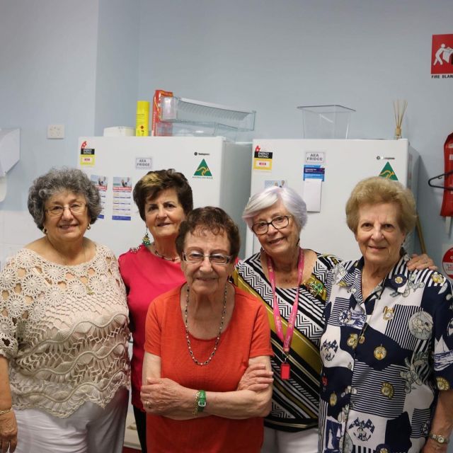 The hard working committee members of the St Maria Goretti group who take the time to volunteer and prepare lunches throughout the year. Grazie Mille! 🤶🏻🎅🏻🍝